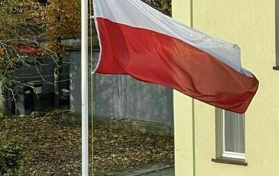 Zdjęcie do Szkoła do hymnu