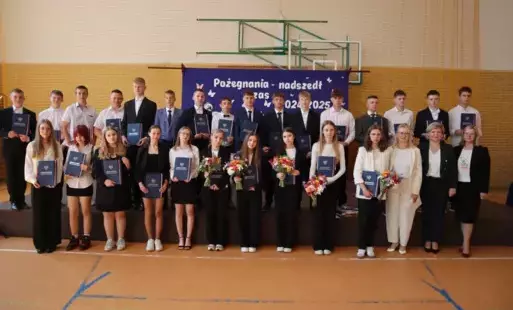 Zdjęcie do POŻEGNANIE UCZNI&Oacute;W KLASY &Oacute;SMEJ 2025