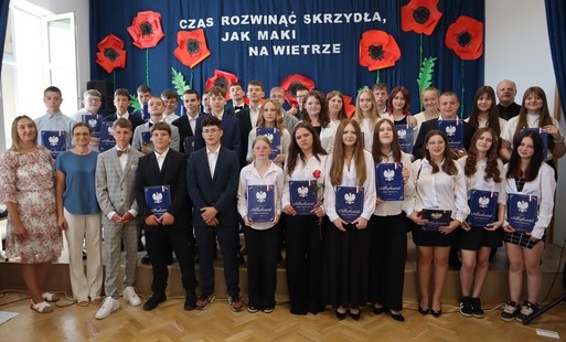 Zdjęcie do POŻEGNANIE UCZNI&Oacute;W KLASY &Oacute;SMEJ 2026